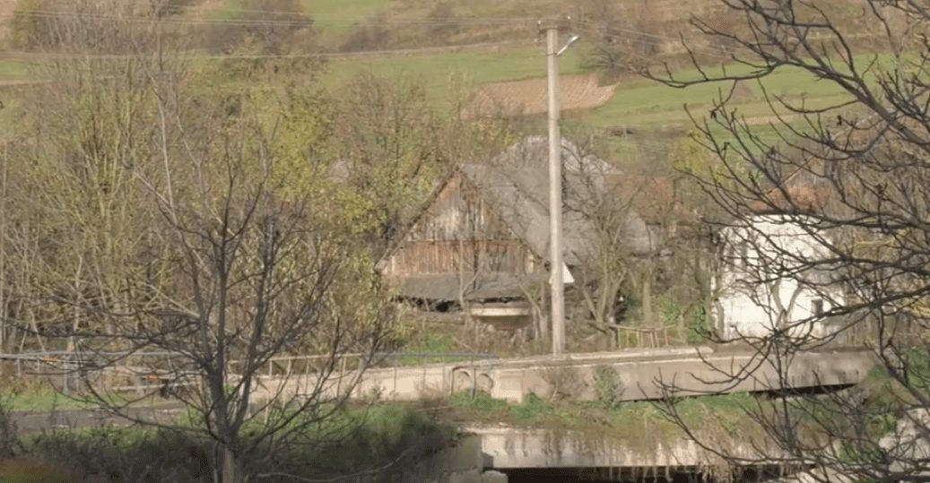 У селі Котельниця діти щодня ходять в дитячий садок та школу через аварійний міст