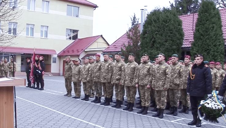 Меморіальну дошку загиблим випускникам відкрили в Закарпатському військовому ліцеї (ВІДЕО)