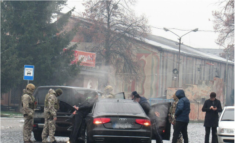 В Мукачеві правохоронці викрили та знешкодили групу наркоділків