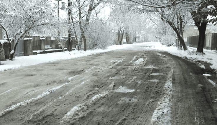 Мукачівські комунальники вважають розбиті дороги Мукачева відремонтованими "за планом"