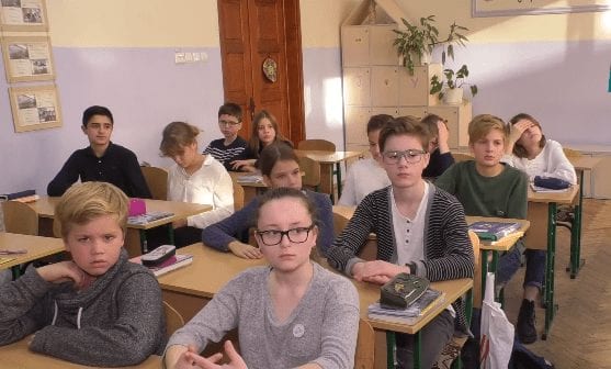 Уроки без мобільних телефонів практикують учні третьої школи м. Ужгорода