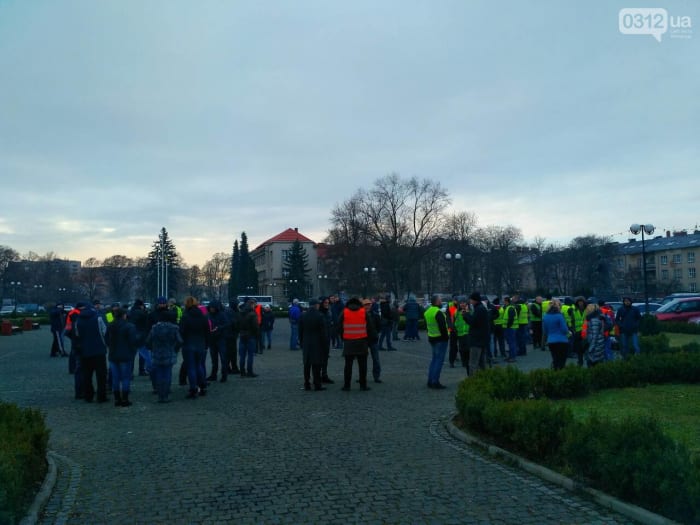 Закарпатські власники євроблях прийшли на сесію облради у символічних жовтих жилетах (ФОТО)