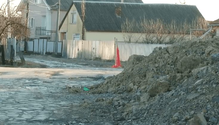 В Мукачеві підрядники посеред робіт забули про ремонт вулиці (ВІДЕО)