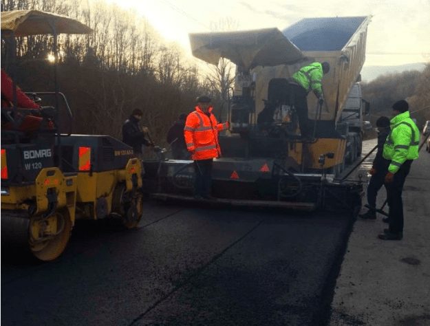 Дорогу, що з’єднує Воловецький і Свалявський райони, капітально ремонтують вперше за останні 30 років