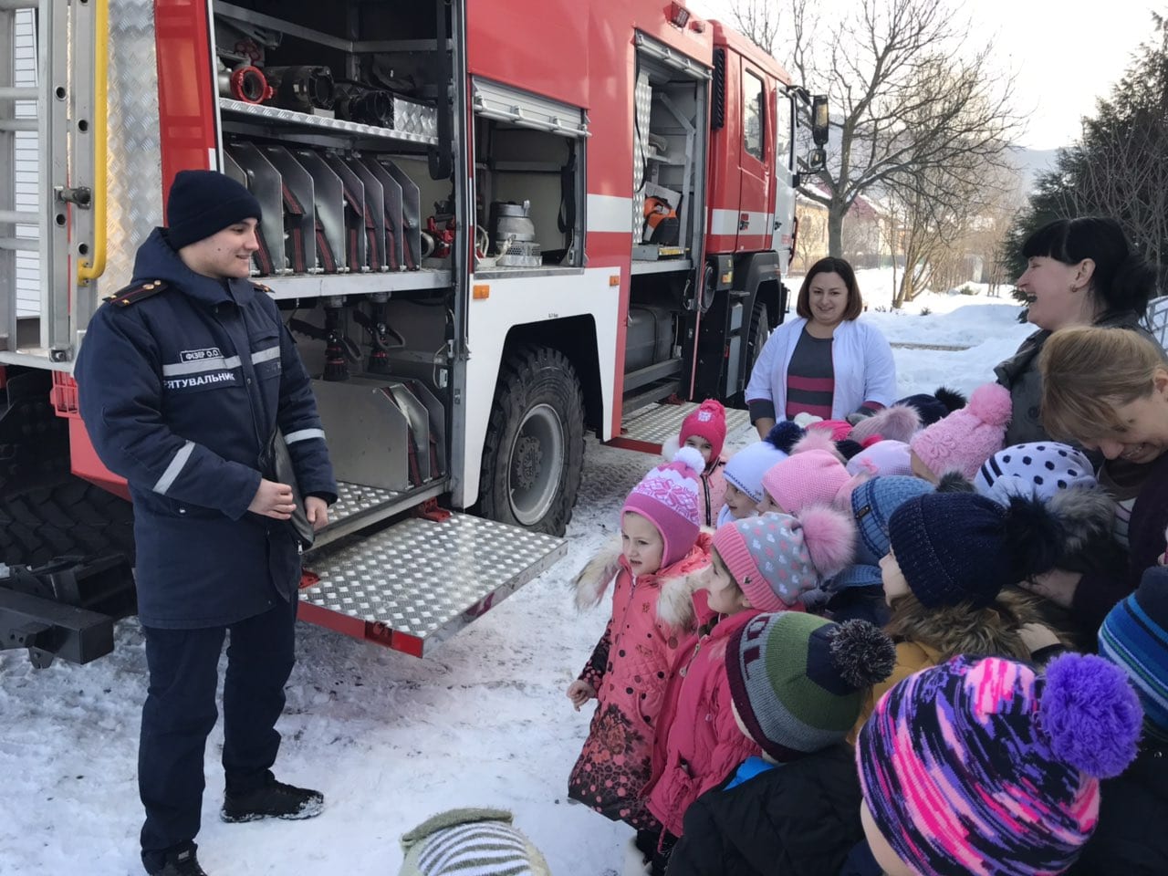Рятувальники навчають закарпатців правилам безпеки взимку