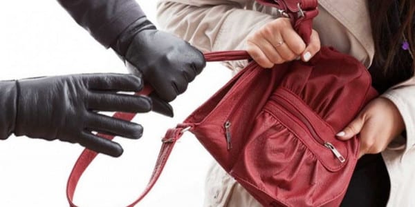 17-річний ужгородець на проспекті  Свободи вирвав з рук жінки сумку