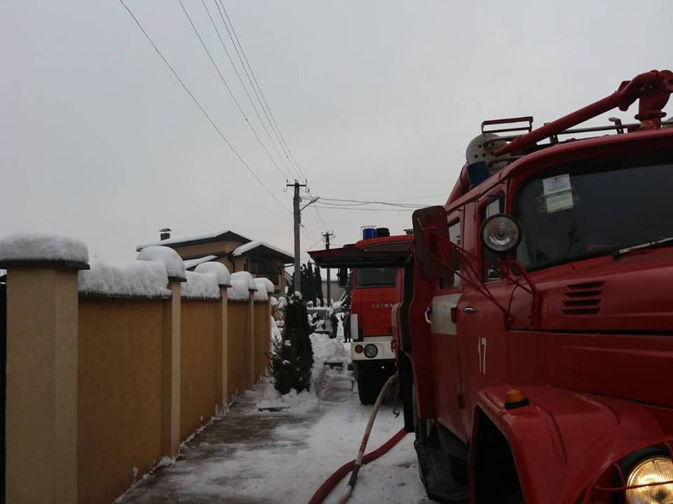 Вогнеборці Мукачева врятували житловий будинок та ліквідували пожежу в гаражі