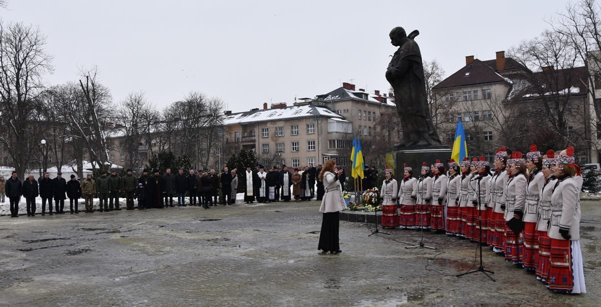 На 100-річчя утворення Української держави Ужгородом пройшла колона патріотів з 100-метровим жовто-блакитним прапором