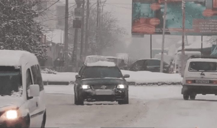 На Закарпатті вдалося розчистити дороги після сильного снігопаду