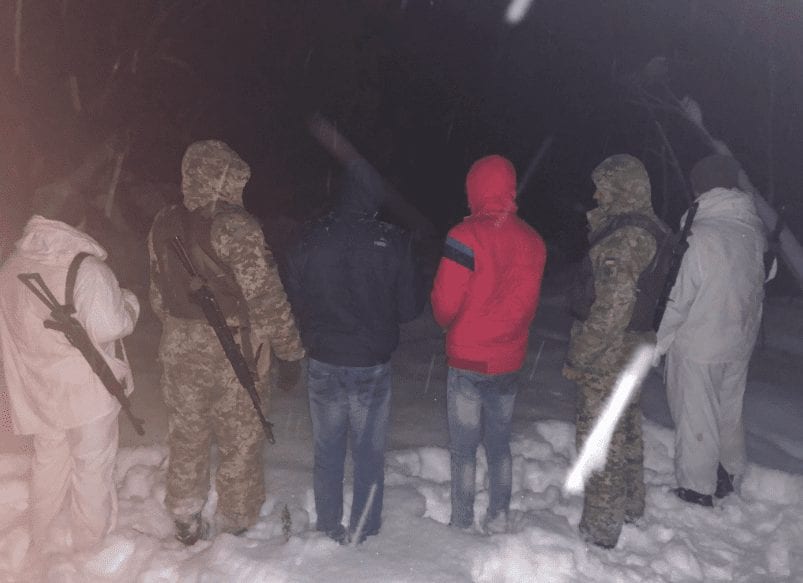 Поблизу державного кордону прикордонники затримали нелегальних мігрантів