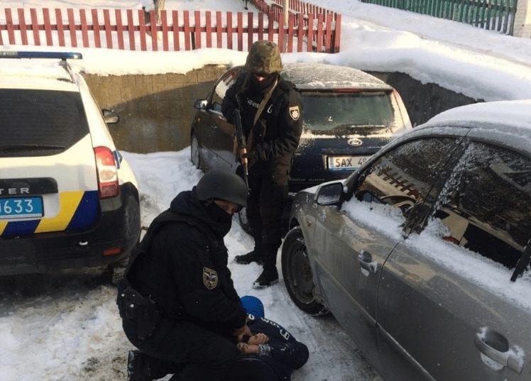 Кастет на балаклаву вилучили у фігуранта кримінального впровадження на Тячівщині (ФОТО)