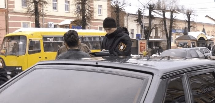 В Мукачеві муніципальна інспекція штрафувала водіїв за неправильне паркування