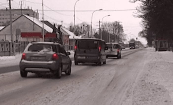 В Ужгороді водії та пішоходи скаржаться на заметені снігом дороги (ВІДЕО)