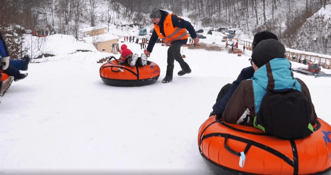 Щодня кількасот туристів відвідує перший в області тюбінг-атракціон (ВІДЕО)