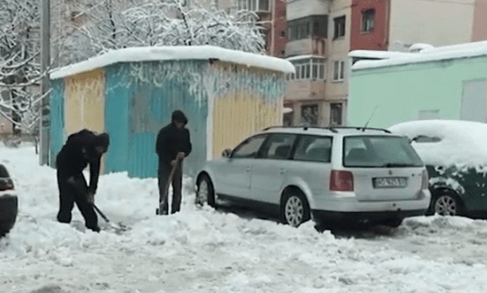 Комунальні служби Мукачева виявилися не готовими до “раптового” снігу (ВІДЕО)