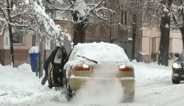 На дорогах Мукачева колапс через снігопад (ВІДЕО)