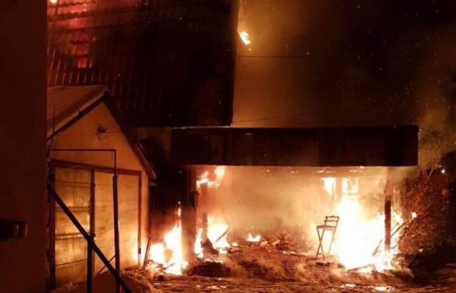 Пожежа в центрі Мукачева, вщент згоріла надвірна споруда