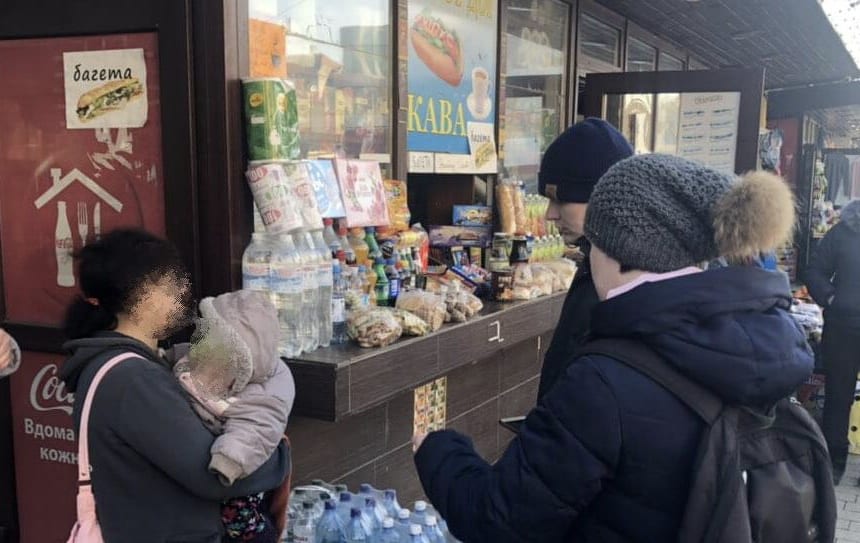 Під час рейду в Ужгороді виявили жінок, які використовують дітей для жебракування