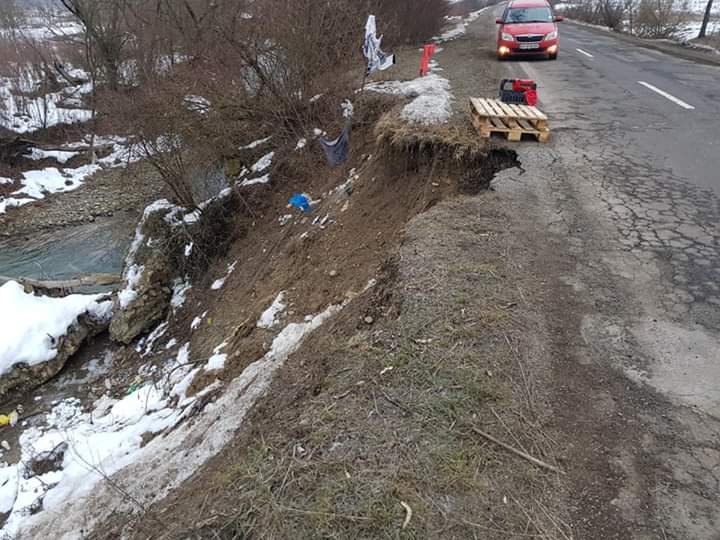 На дорозі «Перечин – Свалява» зсув пошкодив частину узбіччя та асфальтного покриття