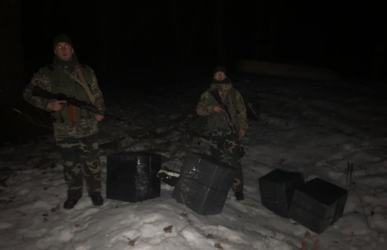 Річкою Тиса контрабандисти намагались переправити 23 ящики сигарет до Румунії