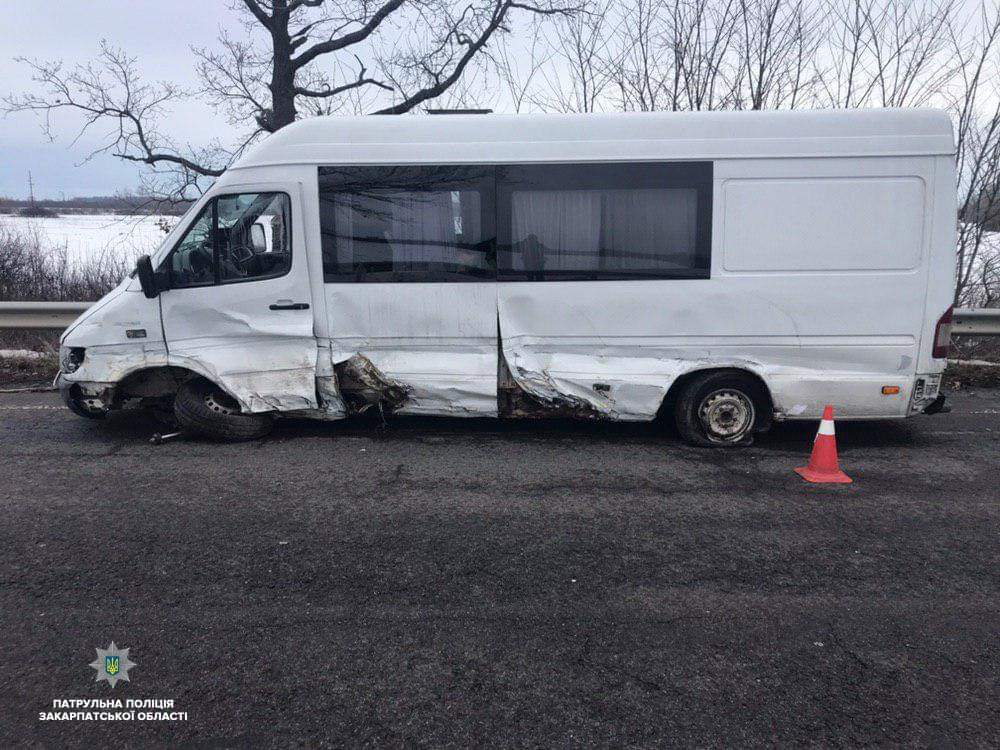 На трасі Київ-Чоп водій елітного Мерседесу невдало здійснив маневр обгону (ФОТО)