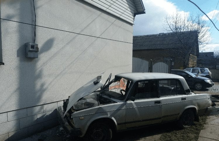 На Тячівщині п’яний водій вдарився спершу в дерево, а потім у паркан будинку (ФОТО)