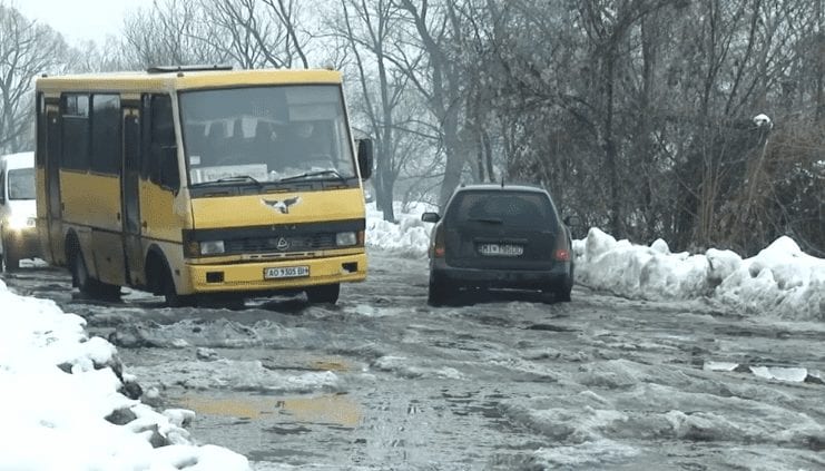 Понад годину автомобілям доводиться долати дорогу з Іршави до села Довге (ВІДЕО)