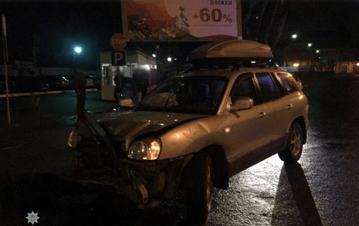 В Ужгороді неповнолітній в стані алкогольного сп'яніння в'їхав в огорожу (ФОТО)