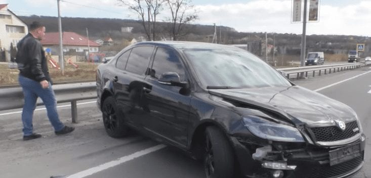 ДТП в селі Барвінок: водій в'їхав у відбійник (ВІДЕО)