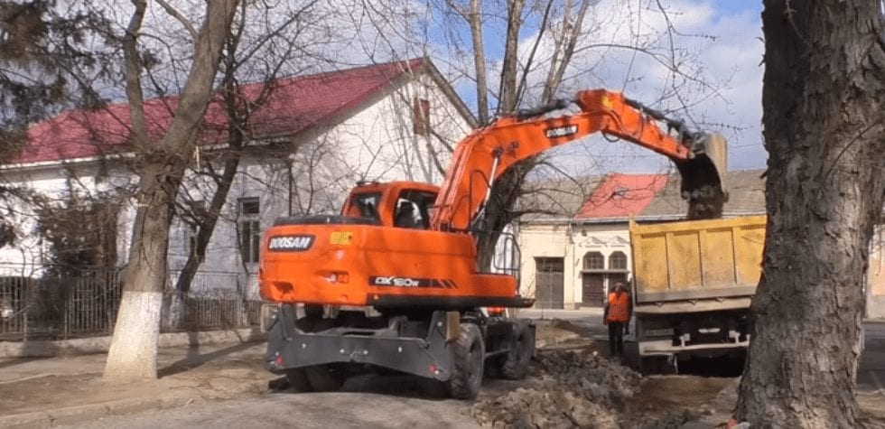 В Ужгороді на вулиці Одеській демонтують стару кам’яну бруківку (ВІДЕО)