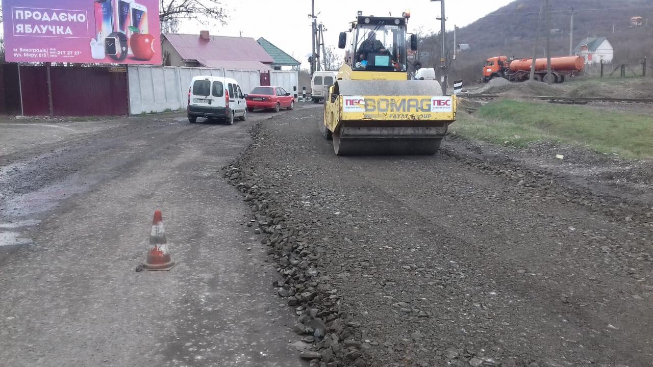 На Виноградівщині розпочали ремонт обласної дороги «Виноградів – Теково – Неветленфолу» (ФОТО)