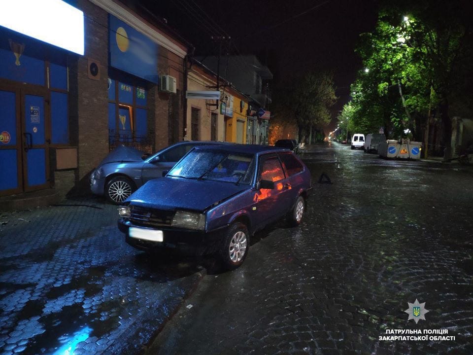 В Ужгороді водій  в'їхав у припаркований автомобіль Alfa Romeo (ФОТО)