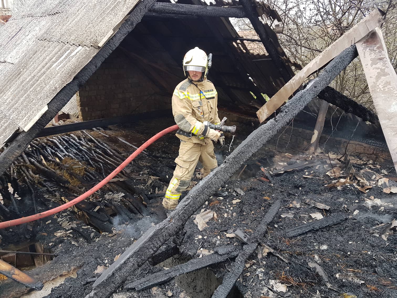 Важкі вихідні для рятувальників: впродовж вихідних на Закарпатті горіли три надвірні споруди