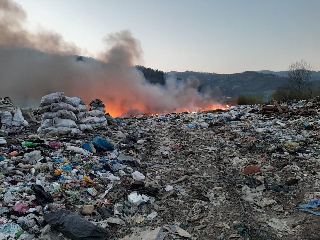 У Рахові горіло сміттєзвалище (ФОТО)