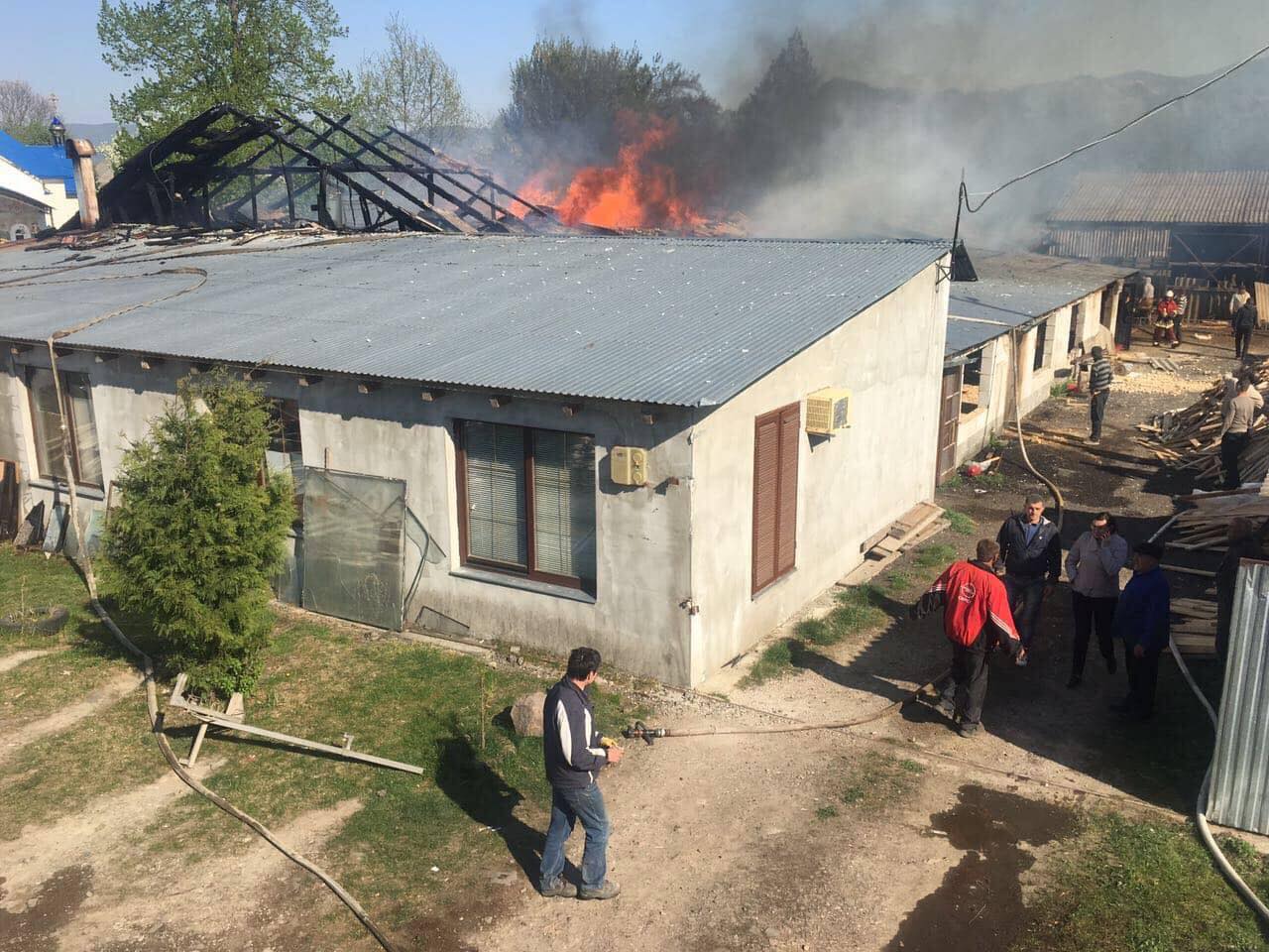 На Іршавщині рятувальники ліквідували пожежу в столярному цеху (ФОТО)