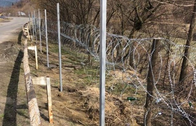 Попри протести місцевих жителів, прикордонники продовжують встановлювати паркан на кордоні з Румунією