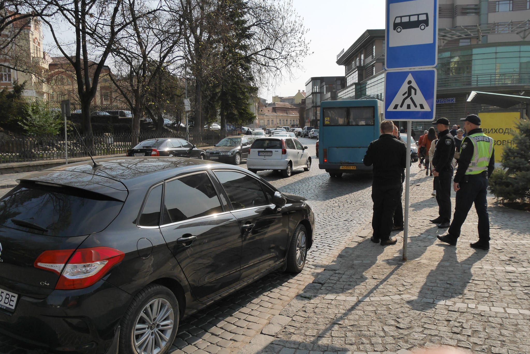 В Ужгороді попереджали водіїв за неправильне паркування (ФОТО)