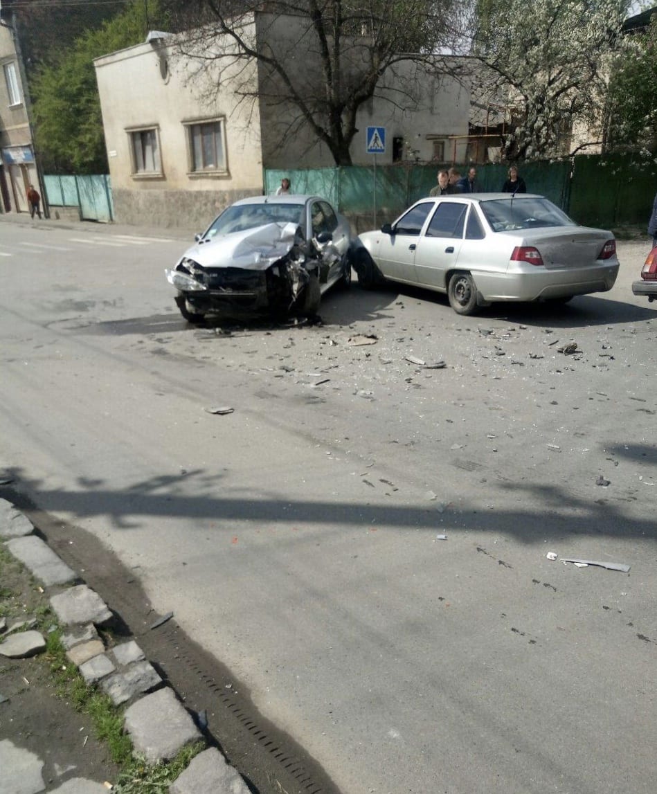 В Ужгороді ДТП за участі трьох машин: є постраждалі (ФОТО)