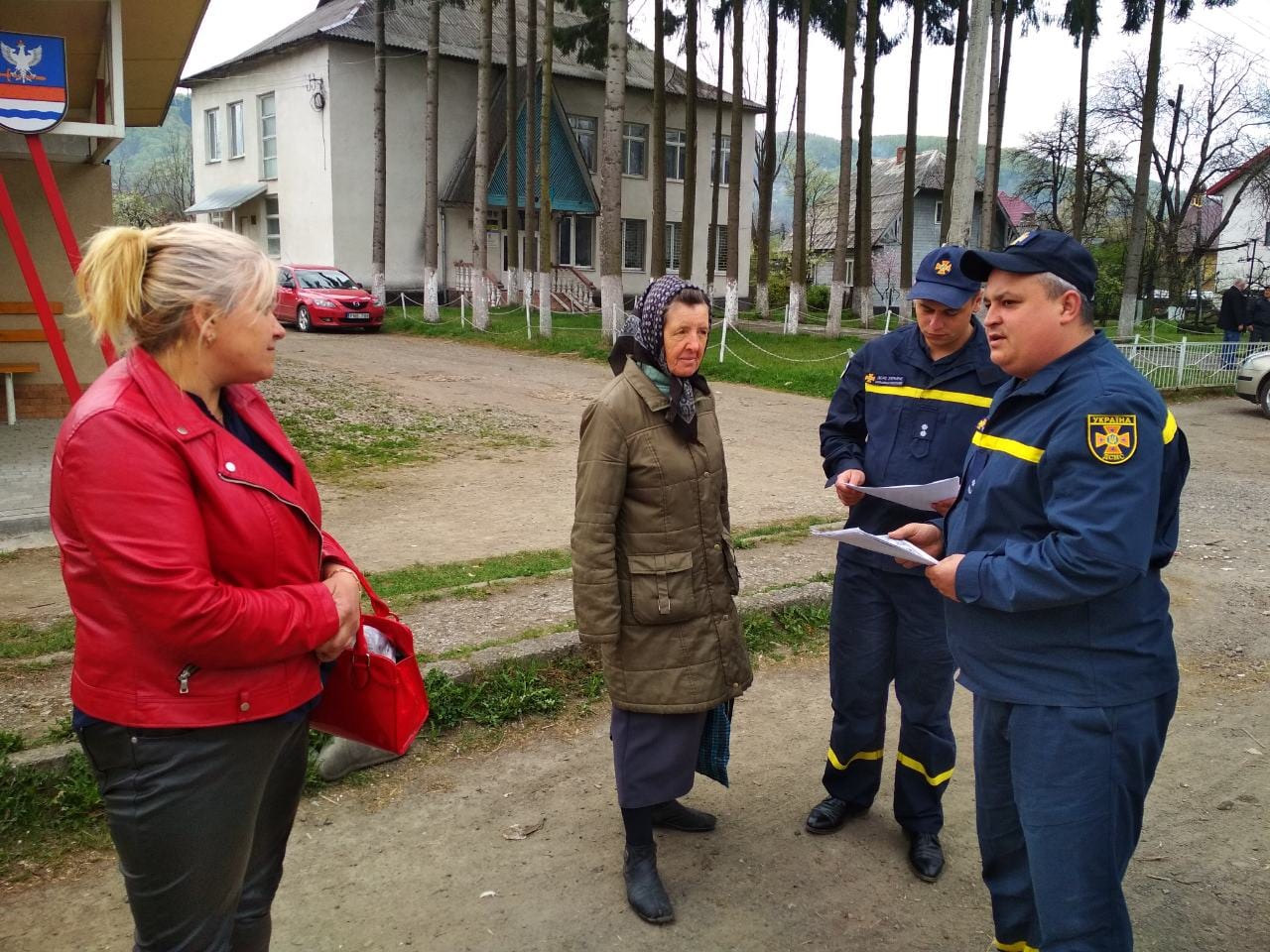 Тячівські вогнеборці застерігали мешканців с. Ганичі від спалювання сухої рослинності