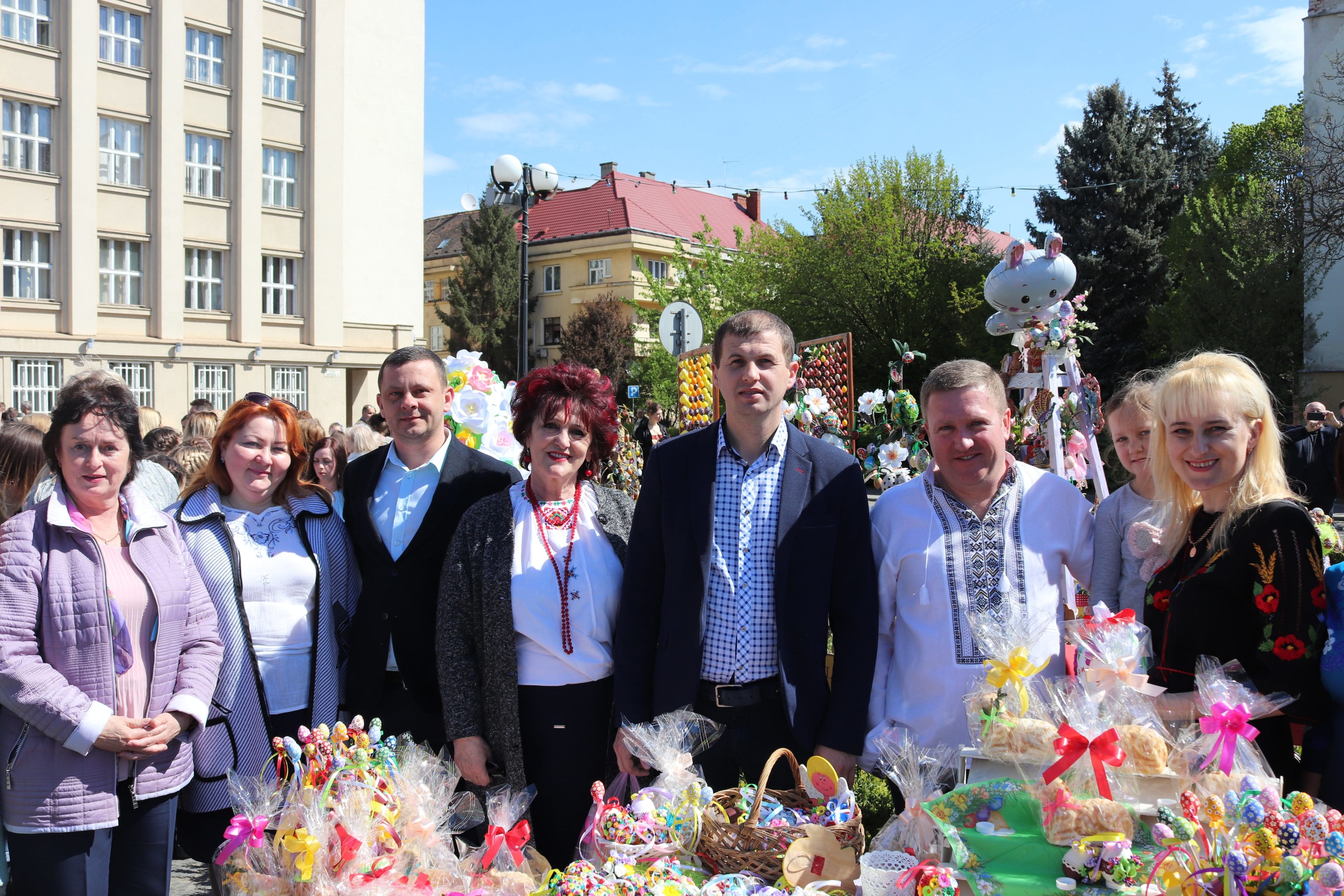 Площу Народну в Ужгороді прикрасили сотні писанок (ФОТО)