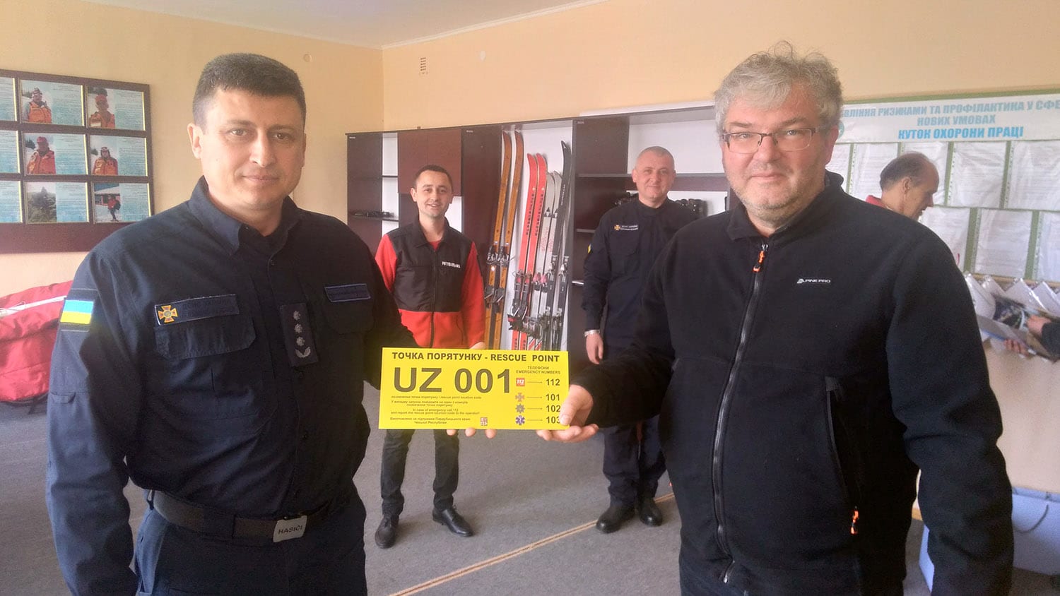 Чеські рятувальники передали 150 інформаційних табличок для порятунку туристів у горах Закарпаття