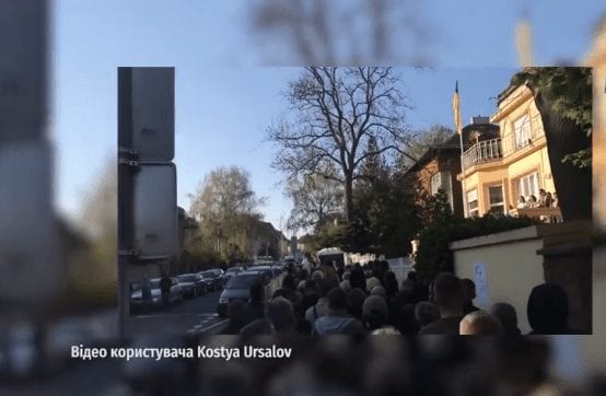 У Празі під посольством черга з охочих проголосувати (ВІДЕО)