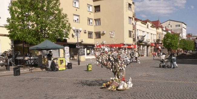 На гілочках писанкового дерева в центрі Мукачева 187 барвистих писанок та крашанок