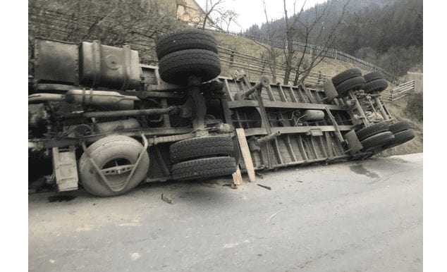 У селі Ясіня, що на Рахівщині перекинувся лісовоз (ФОТО)