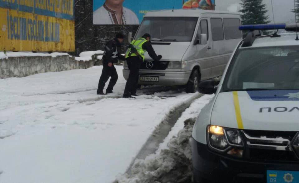 У Карпатах через травневий снігопад застрягали автомобілі (ФОТО)