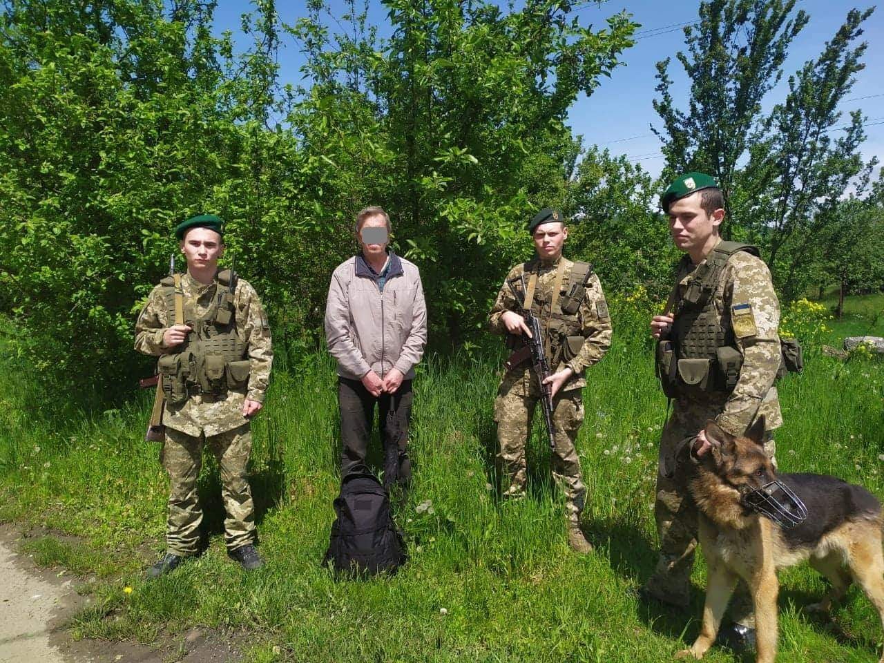 Біля Великого Березного прикордонники затримали «шукача кращої долі» з Росії