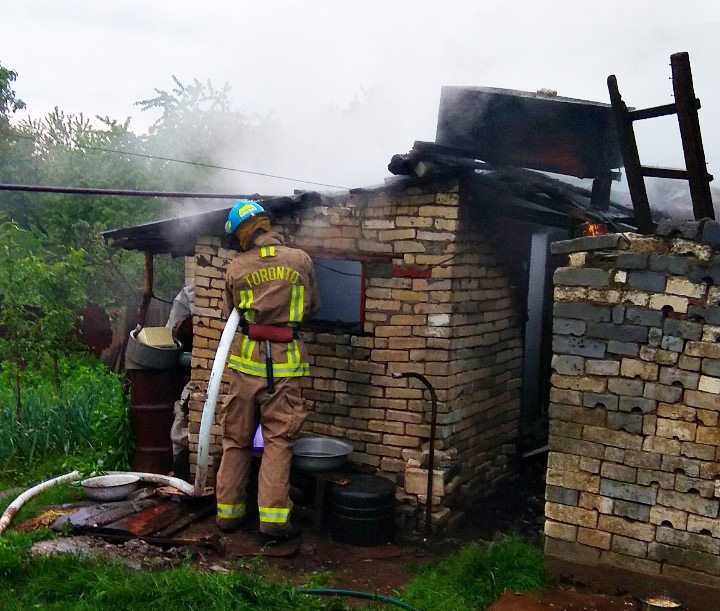 Виноградівські вогнеборці приборкали пожежу в надвірній споруді