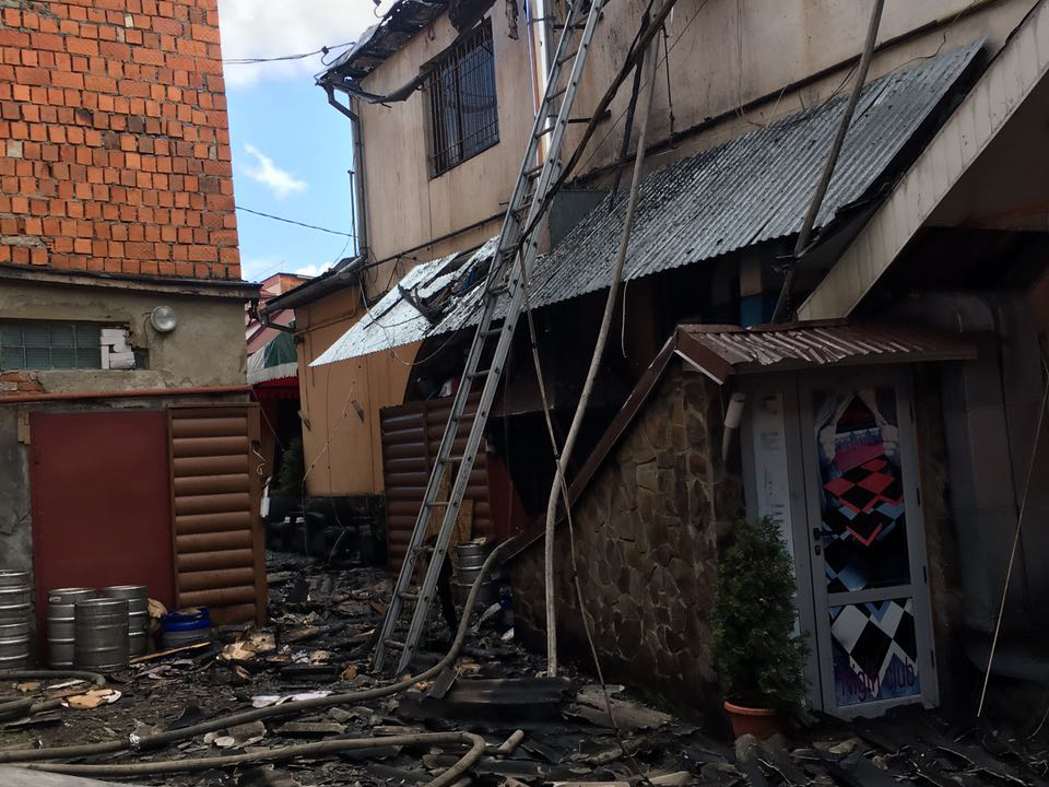 Вогнеборці ліквідували пожежу піцерії в центрі м. Хуст