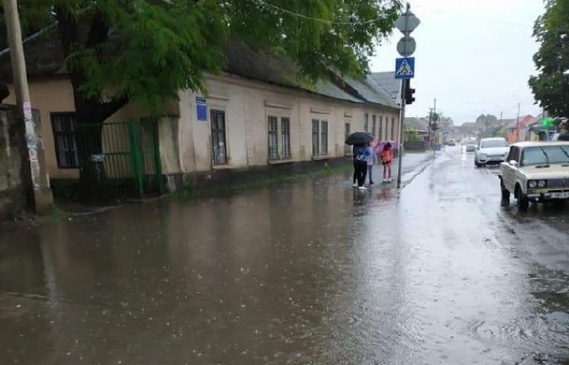 У Виноградові затопило центральні вулиці (ФОТО)