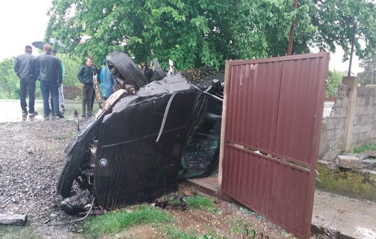 ДТП на Виноградівщині: BMW відкинуло в огорожу приватного будинку і зім’яло (ФОТО)